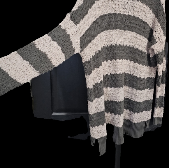 14th & Union Sweater Med - Picture 2 of 8